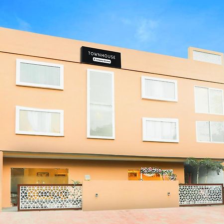 Super Townhouse Viraj Khand Formerly Veridian Inn Chinhat Экстерьер фото