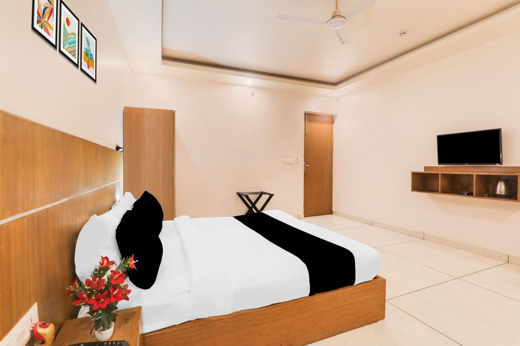 Super Townhouse Viraj Khand Formerly Veridian Inn Chinhat Экстерьер фото