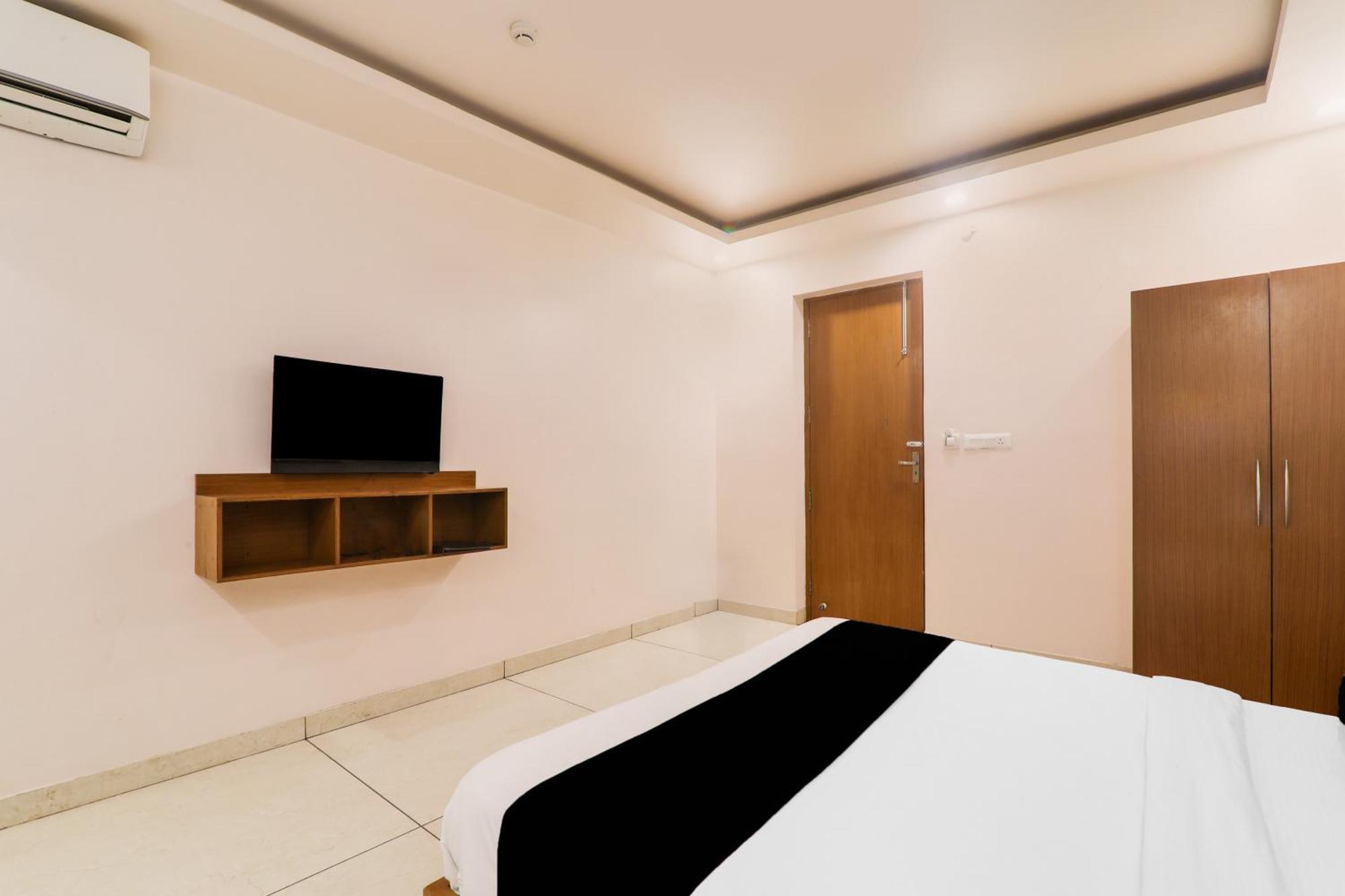 Super Townhouse Viraj Khand Formerly Veridian Inn Chinhat Экстерьер фото